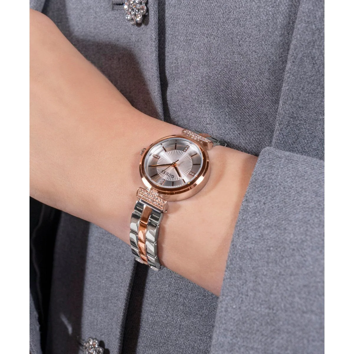Array Women Quartz Silver Dial Analog Stainless Steel Watch GW0762L4 - Image 8