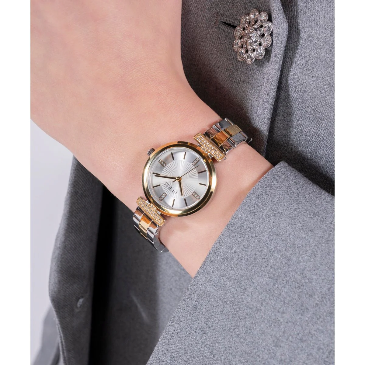 Array Women Quartz Silver Dial Analog Stainless Steel Watch GW0762L5 - Image 8